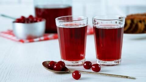 Segelas jus ceri berwarna merah tua yang segar. Jus ceri merupakan salah satu minuman yang bermanfaat untuk membantu mengontrol tekanan darah tinggi selama masa kehamilan.