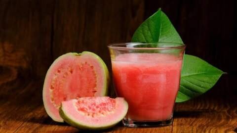 Jus jambu biji merah dalam gelas bening, terlihat kental dan menyegarkan. Kandungan kalium dalam jus jambu merah baik untuk menstabilkan tekanan darah ibu hamil.