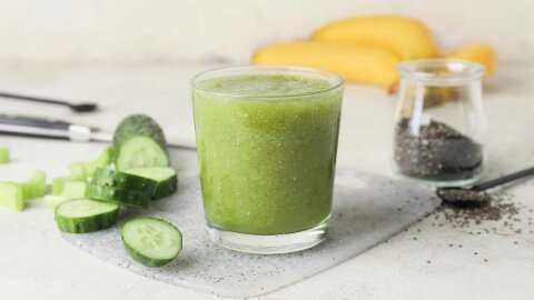 Jus mentimun yang menyegarkan berwarna hijau muda di dalam gelas dengan irisan mentimun di sampingnya. Jus ini baik untuk membantu menurunkan hipertensi pada ibu hamil karena sifat diuretik alaminya.