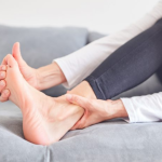 Cara Mengatasi Jari Kaki Kram Saat Tidur