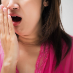 cara mengatasi bau mulut karena gigi berlubang